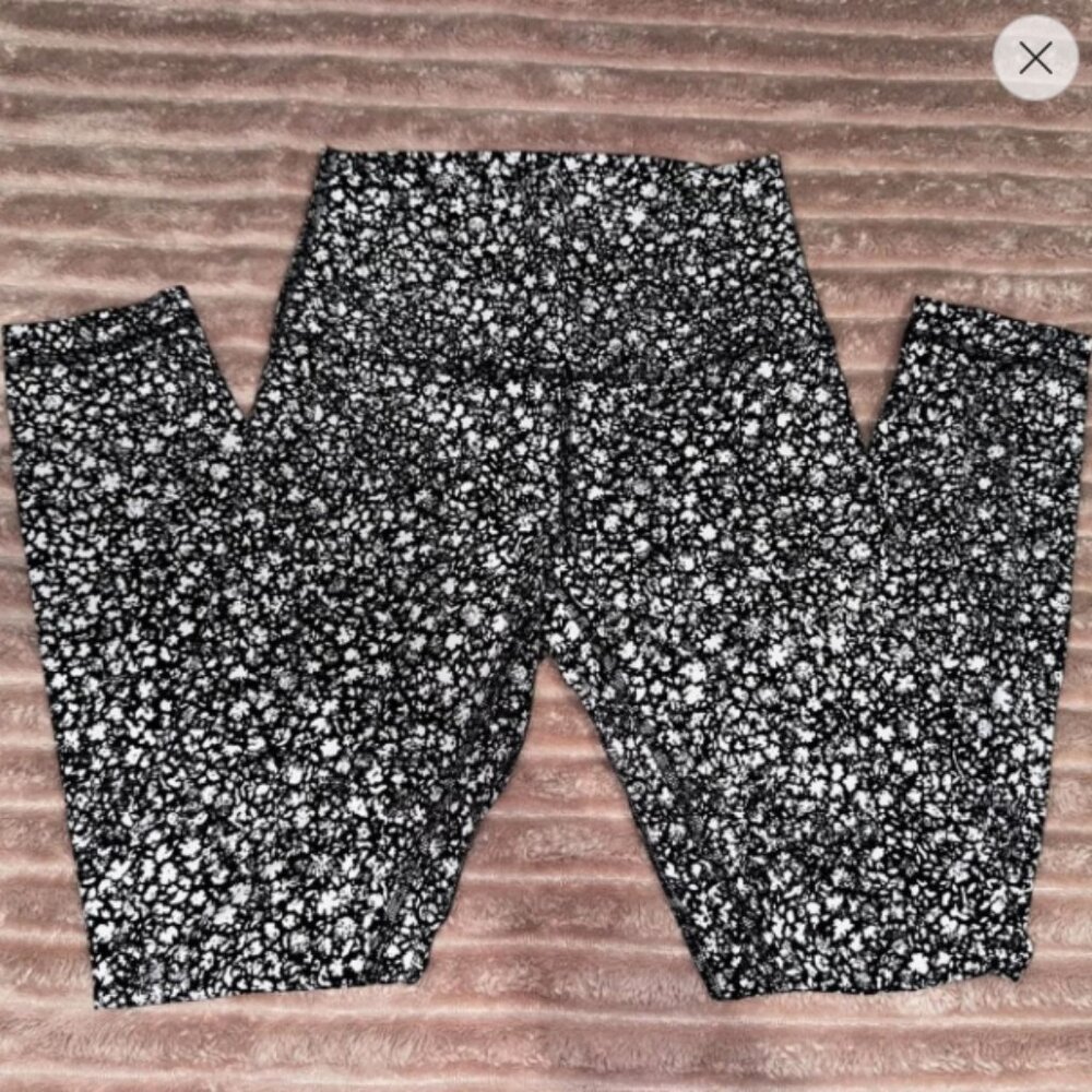 Lululemon Black & White Floral Print Leggings | Size 4 | Pre-Loved